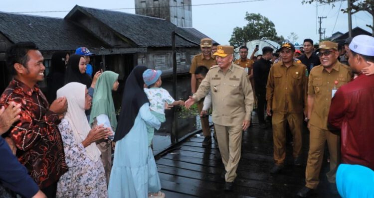 Gubernur Kalsel Bagikan Sembako