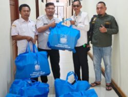 Bantu Kesejahteraan Masyarakat, LSM PRABHU dan Dinas Sosial Bekasi Serahkan Sembako ke Lansia