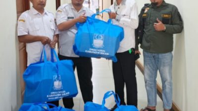 Bantu Kesejahteraan Masyarakat, LSM PRABHU dan Dinas Sosial Bekasi Serahkan Sembako ke Lansia