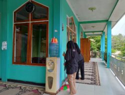 Mahasiswa Sapta Mandiri Bersih Musala, Tebar Takjil