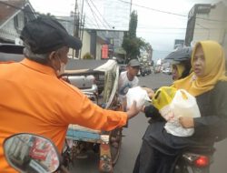 Srikandi DPW Jawa Barat Gelar Kegiatan Bagi Takjil, Pengguna Jalan Sambut Antusias