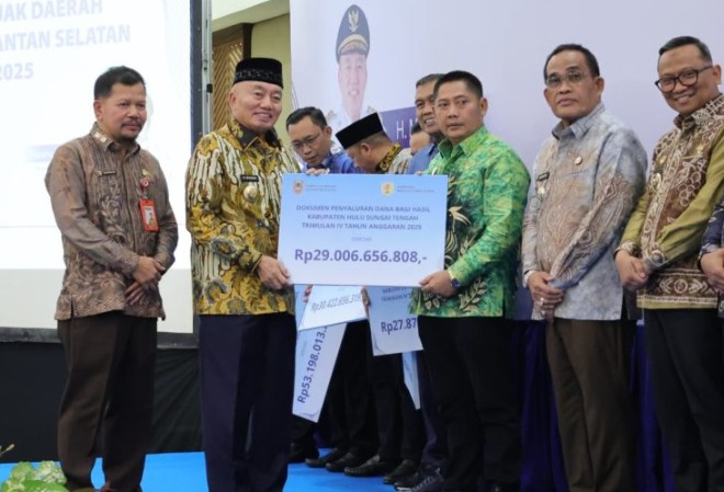 Gubernur H. Muhidin Pimpin RUPS