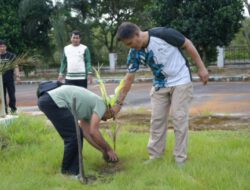 Dukung Gerakan Indonesia Asri, Sekretariat DPRD Batola Gelar Aksi Gotong-Royong Bersih Lingkungan