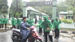 Persit KCK Cabang XXV Kodim 1002 Bagikan Takjil, Pererat Silaturahmi dengan Masyarakat