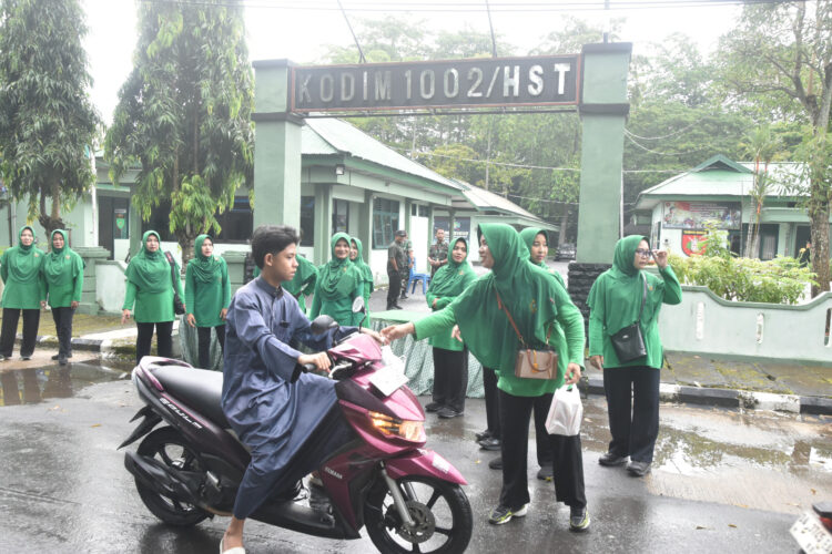 Persit KCK Cabang XXV Kodim 1002 Bagikan Takjil