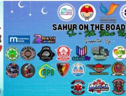 Relawan Ambulance se-Kabupaten Bekasi Bagikan Makanan Sahur untuk Penunggu Pasien di Rumah Sakit