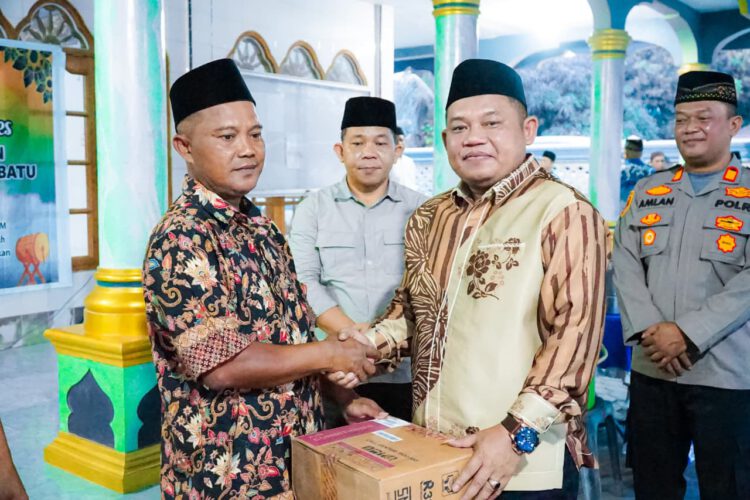 Wabup Labuhanbatu Serahkan Bantuan
