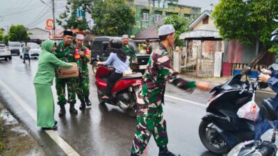 Koramil 1002-06/Barabai Bersama Persit Ranting 7 Barabai Berbagi Takjil di Jalan Antasari
