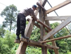 Polres Tabalong Bersama Batalyon C Pelopor Sat Brimobda Kalsel turut serta dalam pembangunan jembatan Sakuyah di Bintang Ara