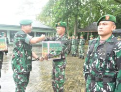 Dandim 1002/HST Lepas Cuti Lebaran Gelombang Pertama, Prajurit Terima Bingkisan