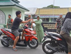 Koramil 1002-02/Batang Alai Utara Berbagi Takjil di Depan Makoramil