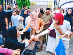 Bupati Labuhanbatu Bersama ASN Berbagi Takzil pada Pengguna Jalan di WR Supratman