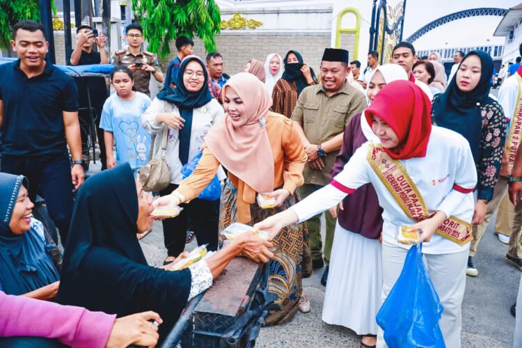 Bupati Labuhanbatu Berbagi Takzil