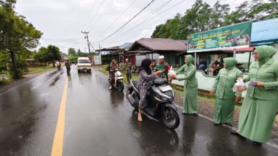 Danramil Labuan Amas Utara Pimpin Anggota Bagikan Takjil kepada Pengguna Jalan