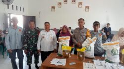 Dampingi Warga, Babinsa Pastikan Bantuan Pangan Tepat Sasaran