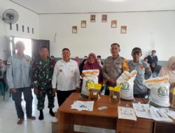 Dampingi Warga, Babinsa Pastikan Bantuan Pangan Tepat Sasaran