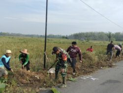 Koptu Rubi Amrullah Pimpin Warga Mahela Bersihkan Jalan Sepanjang 900 Meter