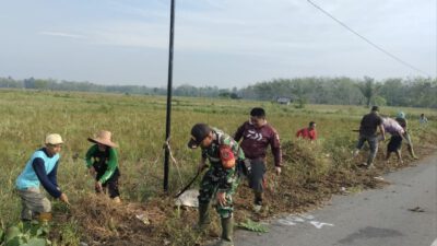 Koptu Rubi Amrullah Pimpin Warga Mahela Bersihkan Jalan Sepanjang 900 Meter