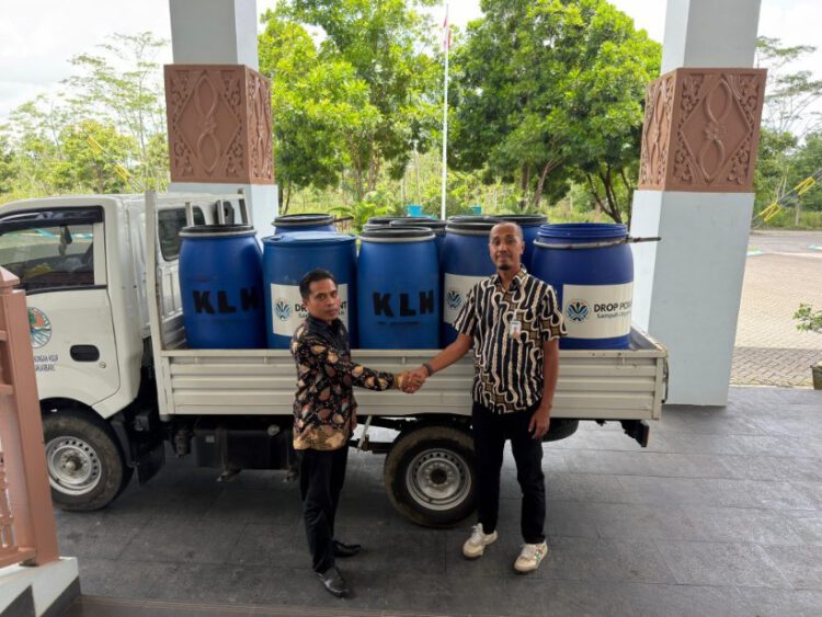 DLH Kalsel Salurkan 2.000 Ember