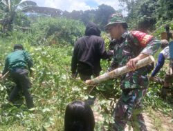 TNI Hadir di Tengah Rakyat, Babinsa Bantu Persiapan Listrik Desa Atiran