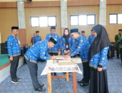 Perkuat Kualitas Kepemimpinan di Sektor Pendidikan, Bupati Barito Kuala Lantik 25 Kepala Sekolah