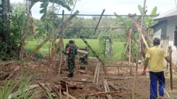 Peduli Sesama, Babinsa Haruyan Ikut Gotong Royong Bantu Warga Kurang Mampu