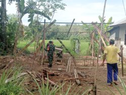 Peduli Sesama, Babinsa Haruyan Ikut Gotong Royong Bantu Warga Kurang Mampu