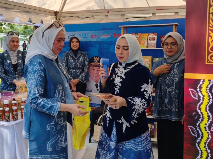 Madu Hutan dan Boneka Bekantan
