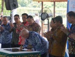 Bupati Kotabaru Muhammad Rusli Hadiri Penandatanganan Prasasti Dermaga Pasar Terapung di TMII Jakarta