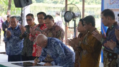 Bupati Kotabaru Muhammad Rusli Hadiri Penandatanganan Prasasti Dermaga Pasar Terapung di TMII Jakarta