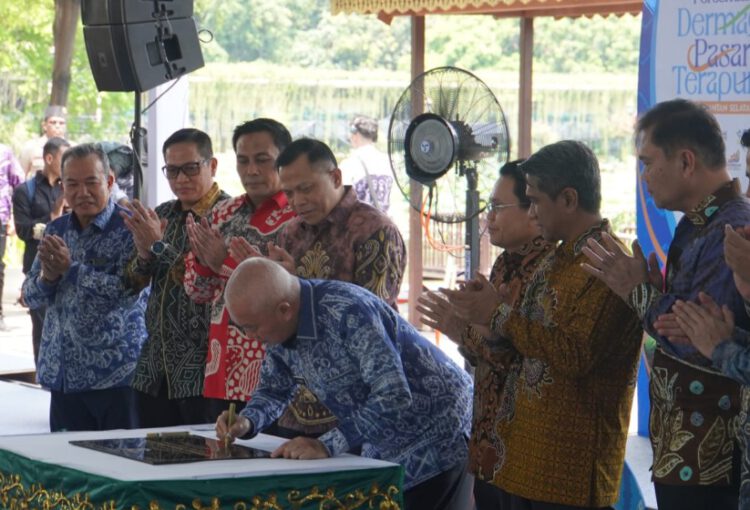 Prasasti Dermaga Pasar Terapung di TMII Jakarta