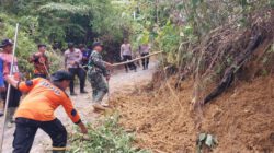 Sinergi TNI-Polri dan Warga, Material Longsor di Hantakan Dibersihkan