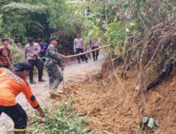 Sinergi TNI-Polri dan Warga, Material Longsor di Hantakan Dibersihkan