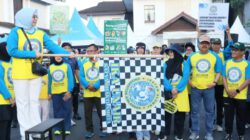 Bersama Istri Wagub Kalsel drg. Ellyana Trisya; Family Fun Walk dan Aksi Peduli Lingkungan IKA UNAIR Kalsel