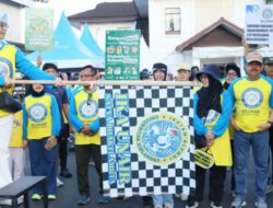 Bersama Istri Wagub Kalsel drg. Ellyana Trisya; Family Fun Walk dan Aksi Peduli Lingkungan IKA UNAIR Kalsel