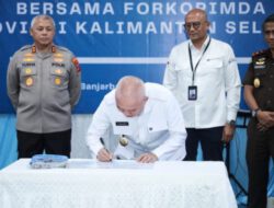 Gubernur Kalsel H. Muhidin Bersama Pimpinan Forkopimda dan Forum Botasupal Musnahkan Uang Palsu
