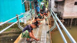 Warga dan TNI Kompak Siapkan Pengecoran Lantai Jembatan Garuda