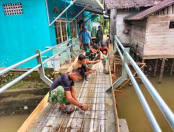 Warga dan TNI Kompak Siapkan Pengecoran Lantai Jembatan Garuda