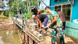 Satgas TNI dan Warga Kebut Pembangunan Jembatan Garuda di Desa Paya
