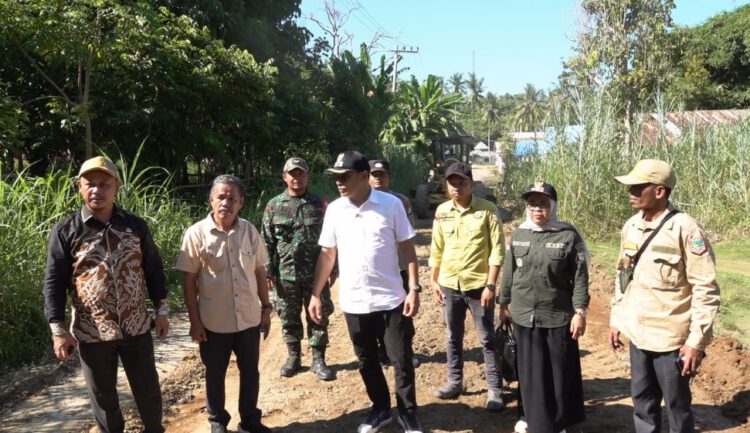 Tinjau Ruas Jalan, Wakil Bupati : Perbaikan Bertahap Diprioritaskan