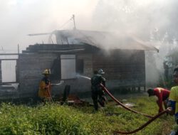 Gerak Cepat Babinsa dan Relawan Padamkan Kebakaran di Barabai