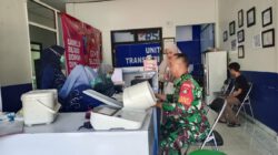 Sigap Membantu Warga, Serma Abdul Hamid Donorkan Darah di RSUD Barabai