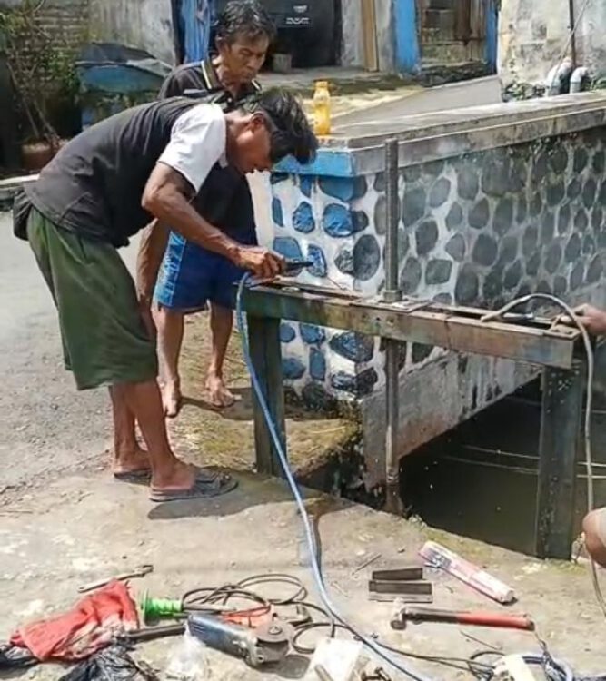 Warga Desa Cipanas