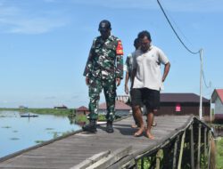 Melalui Komsos, Babinsa Ciptakan Kedekatan dengan Warga Dusun Awang Landas