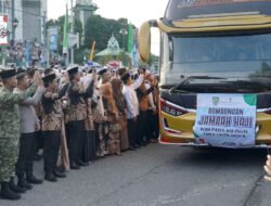 Bupati Balangan Lepas Calon Jemaah Haji, Tangis Haru Iringi Keberangkatan 214 Jemaah Haji Balangan ke Tanah Suci