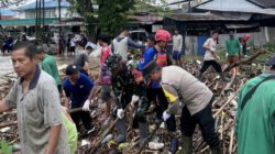 Sinergi TNI-Polri dan Relawan Bersihkan Sungai Barabai dari Material Banjir