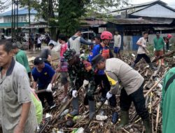 Sinergi TNI-Polri dan Relawan Bersihkan Sungai Barabai dari Material Banjir