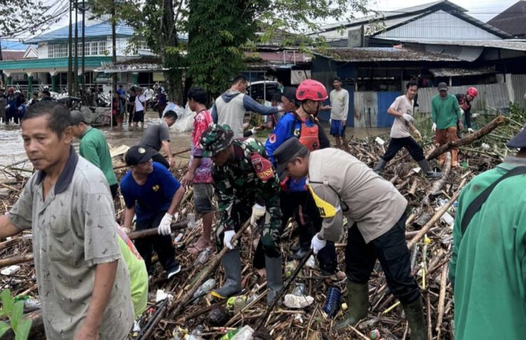 Sinergi TNI-Polri Bersihkan Sungai Barabai dari Material Banjir