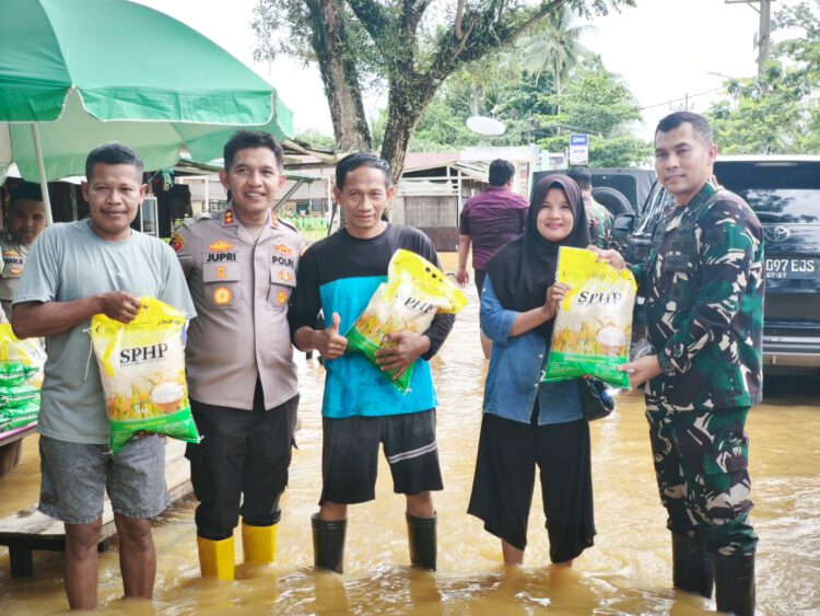 Sinergitas TNI-Polri Bantu Korban Banjir di Hulu Sungai Tengah