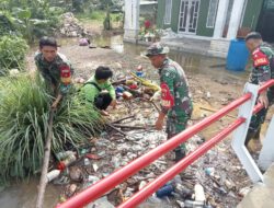 Jaga Kebersihan Sungai, Koramil Batu Benawa Pimpin Aksi Bersih Jembatan Garuda